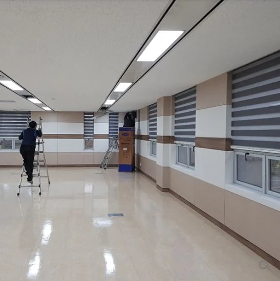 건강보험공단 안양의 여러 창에 설치된 그레이톤 콤비블라인드