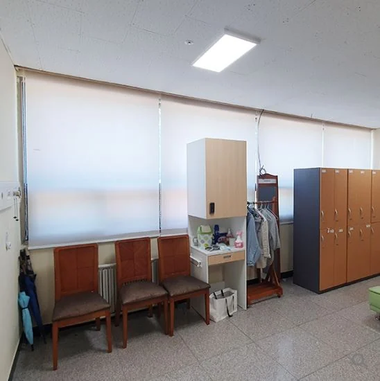 간결한 실루엣의 롤스크린